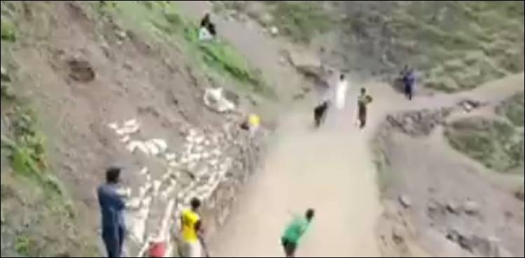 پہاڑوں کے درمیان انوکھے میدان میں کرکٹ کا میچ