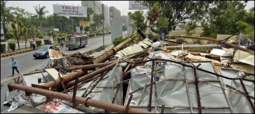 کراچی کی شاہراہوں پر لگے دیو قامت بل بورڈز کیخلاف کارروائی کا آغاز