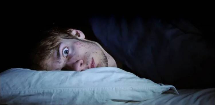 رات گئے نیند سے جاگنے والے شخص نے اپنے کمرے میں کسے دیکھا؟