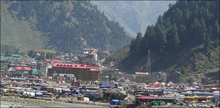 سیاحوں پر ناران کاغان جانے کے لیے کوئی پابندی نہیں: انتظامیہ