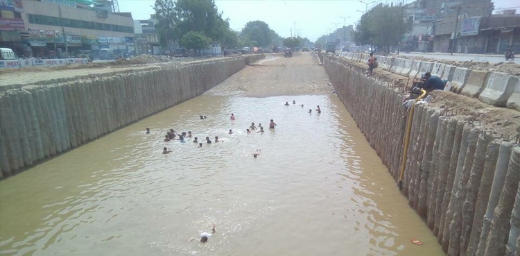 ناظم آباد میں انڈر پاسز سے3دن بعد بھی پانی کی نکاسی نہ ہوسکی