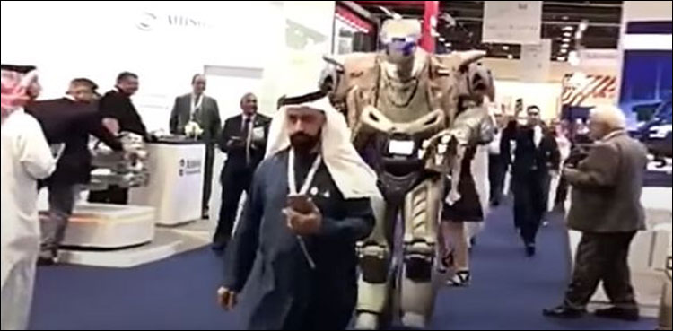 طویل القامت روبوٹ بحرین کے سلطان کا باڈی گارڈ، وائرل ویڈیو میں کتنی صداقت؟