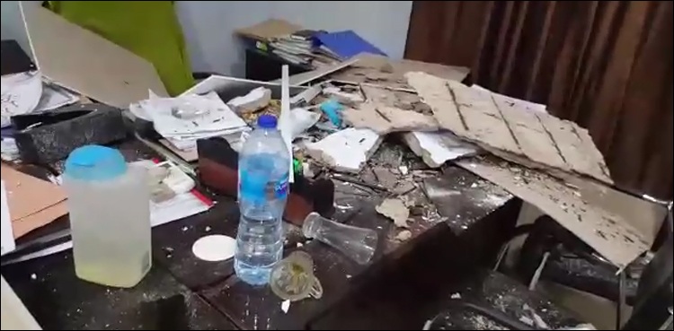 بارش میں سندھ سالڈ ویسٹ کے دفتر کی چھت گر گئی، واقعے کے وقت میٹنگ جاری تھی