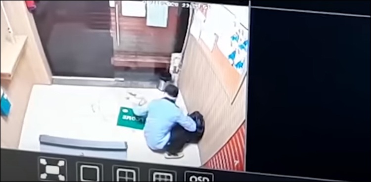 بھارت: بینک ڈکیتی کے دوران ڈکیت کے ساتھ دہشت ناک واقعہ