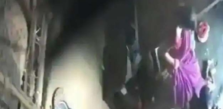 بچے کا گلا دبانے والی سفاک ماں کی ویڈیو وائرل