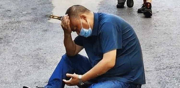 ٹیکنیشن کی خطرناک غلطی، راہگیر کے سر میں اسکرو پانا گھس گیا
