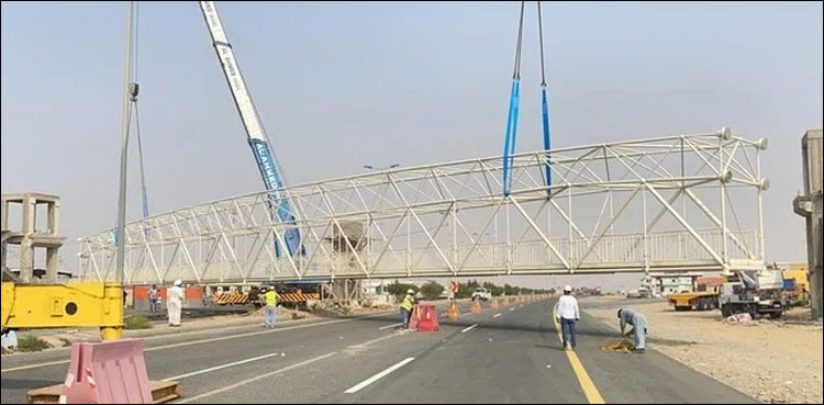 سعودی عرب: سڑک عبور کرنے والوں کے لیے پہلا اوور ہیڈ برج قائم