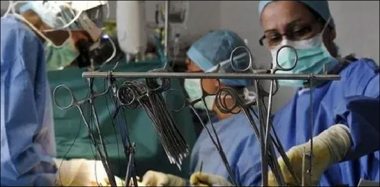17 سالہ لڑکی کے معدے سے 7 کلو گرام وزنی بالوں کا گچھا برآمد