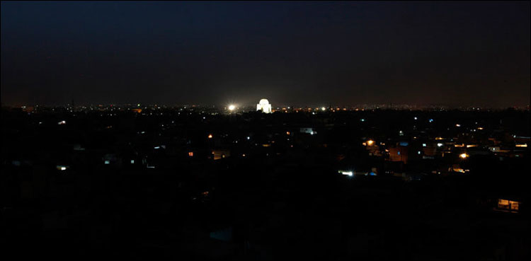 گیس کی کمی کا بہانہ: کے الیکٹرک نے شدید گرمی میں پوری رات شہر کی بجلی بند رکھی