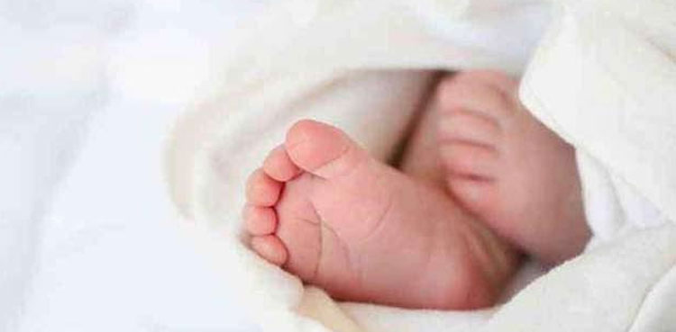 مقدمہ درج ہوتے ہی ملزمان نومولود بچے کو گھر کی دہلیز پر چھوڑ کر فرار