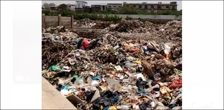 کراچی میں فٹ بال گراؤنڈ کچرے کے ڈمپنگ پوائنٹ میں تبدیل، انتظامیہ لا علم