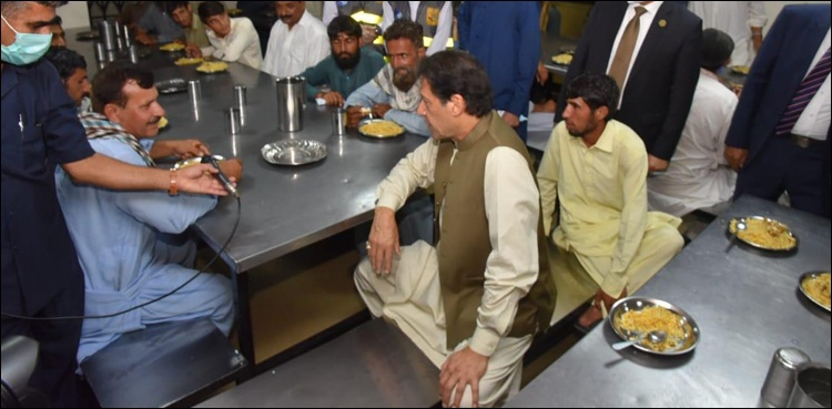 وزیر اعظم کا ترلائی میں ماڈل پناہ گاہ کا دورہ، بے گھر افراد کے ساتھ کھانا بھی کھایا
