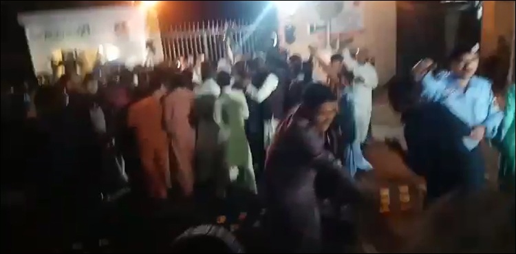 ہندو مظاہرین نے بھارتی ہائی کمیشن کے سامنے دھرنا دے دیا