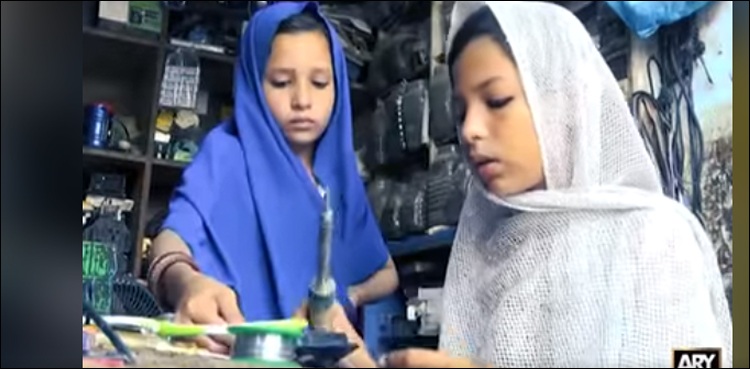 کراچی: قصبہ کالونی کی باکمال بچیاں مثال بن گئیں، ویڈیو وائرل
