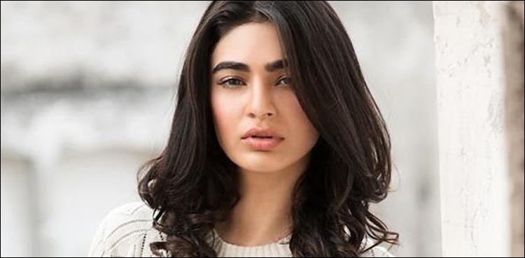 اداکارہ صحیفہ جبار کی 2 سال بعد والدہ سے ملاقات کی تصاویر وائرل