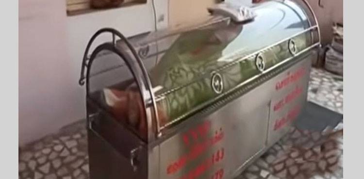 تابوت میں سانس لیتے شخص نے رونگٹے کھڑے کردیے، بچے اورکمزور دل والے ویڈیو نہ دیکھیں