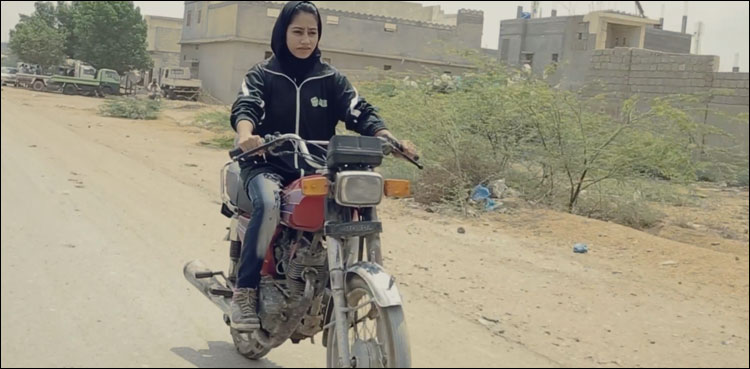 بیٹی کو بائیک اور رکشے سمیت ہر طرح کی گاڑی سکھانے والے والد