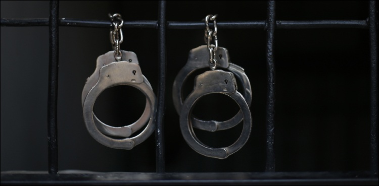 جعلی پولیس مقابلہ : شہریوں کو ڈاکو سمجھ کر فائرنگ کرنے پر 6 پولیس اہلکار زیرِ حراست