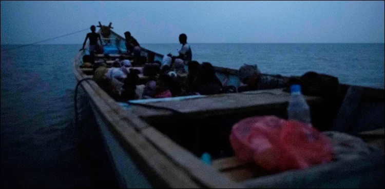 اسمگلرز نے تارکین وطن کو سمندر کے بیچ زبردستی کشتی سے اتار دیا، 8 ہلاک