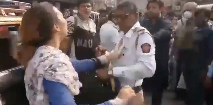 موٹرسائیکل سوار بھارتی خاتون بے قابو،اہلکار کی درگت بنا دی، ویڈیو وائرل