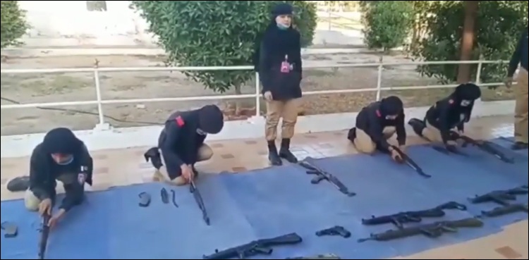 زیر تربیت خواتین پولیس اہل کاروں کا ہتھیار کھولنے اور جوڑنے کا حیران کن مظاہرہ