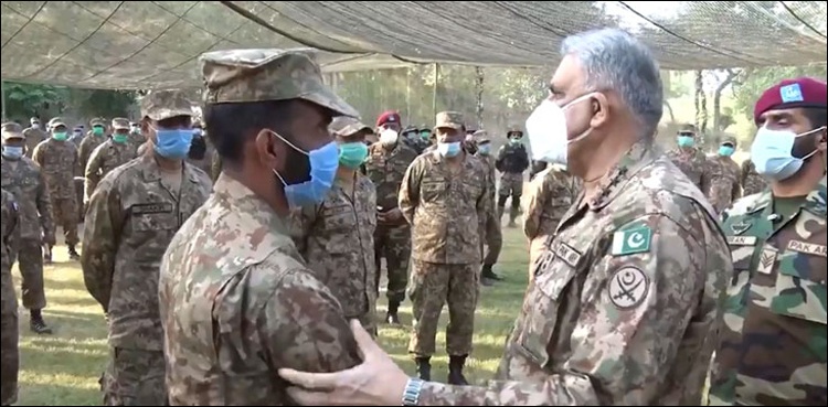 آرمی چیف کا لائن آف کنٹرول  کا دورہ،  جوانوں کو چوکنا رہ کر لگن کے ساتھ ذمے داریاں ادا کرنے کی ہدایت
