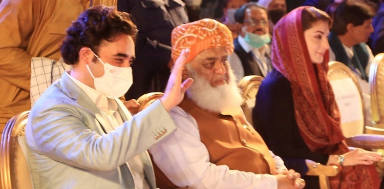 پشاور میں جلسے کے بعد کورونا پھیلا تو… شبلی فراز کی اپوزیشن رہنماؤں کو وارننگ