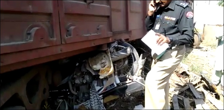 مال گاڑی کو حادثہ، رکشے اور موٹر سائیکلوں پر الٹ گئی
