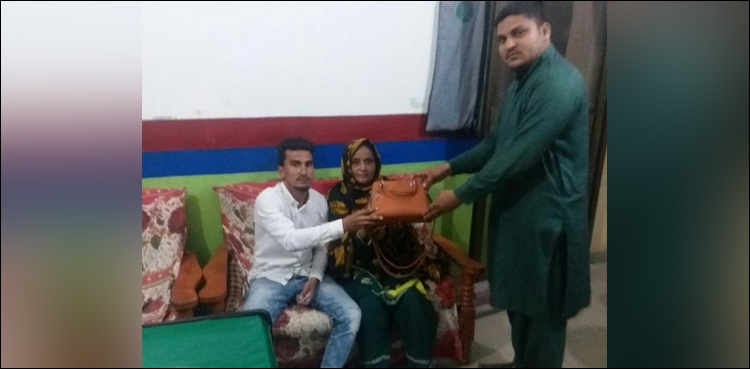 ریلوے پولیس اہلکار نے ایمانداری کی عمدہ مثال قائم کردی