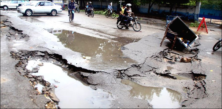 کراچی کی سڑکیں شہریوں کو اسپتال پہنچانے کا سبب بننے لگیں