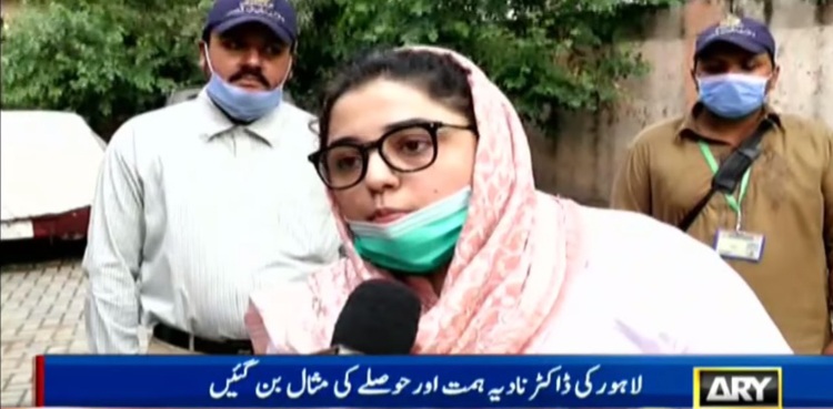 لاہور : ڈاکٹر نادیہ معذوری کے باوجود ہمت اور حوصلے کی مثال بن گئیں