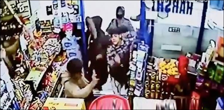 چوری اور سینہ زوری: اسکول کے لڑکوں نے چوری کر کے دکاندار پر حملہ کردیا