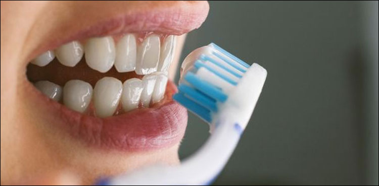 دانتوں کی صفائی کب اور کیسے کرنی چاہیے؟ ڈینٹل سرجن نے نیا طریقہ بتا دیا