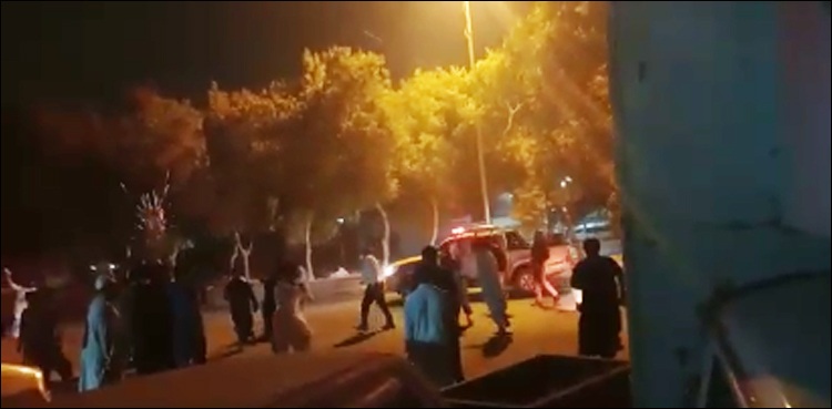 کراچی میں کسٹم اہل کاروں کی فائرنگ سے کئی دکاندار زخمی (ویڈیو دیکھیں)