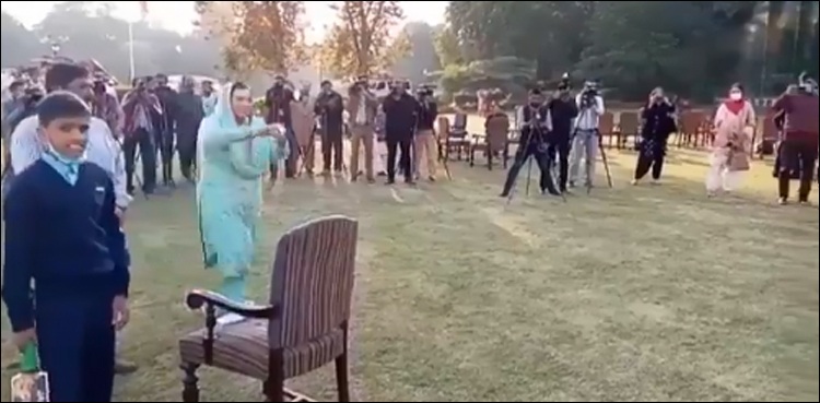 فردوس عاشق اعوان کی گیند پرگورنر پنجاب بولڈ ہوگئے