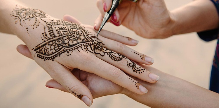 کون سی مہندی استعمال کی جاسکتی ہے، سعودی حکومت کی خواتین کو ہدایت
