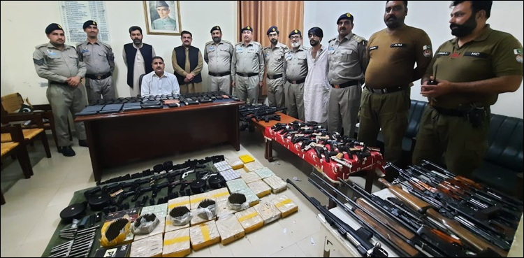 موٹر وے: پنکچر گاڑی سے بھاری مقدار میں اسلحہ برآمد