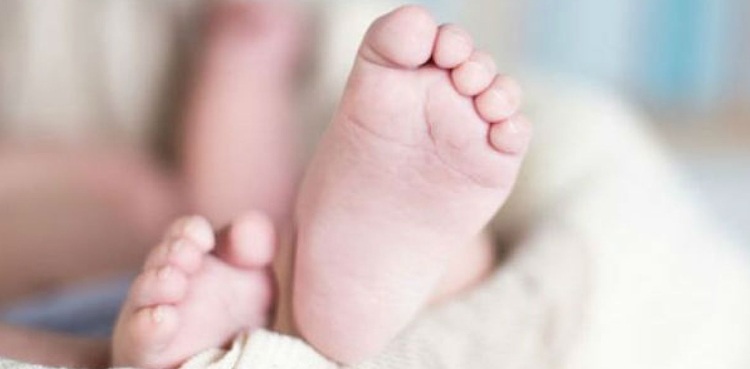 اسپتال کے مین گیٹ پر خاتون نے بچی کو جنم دے دیا