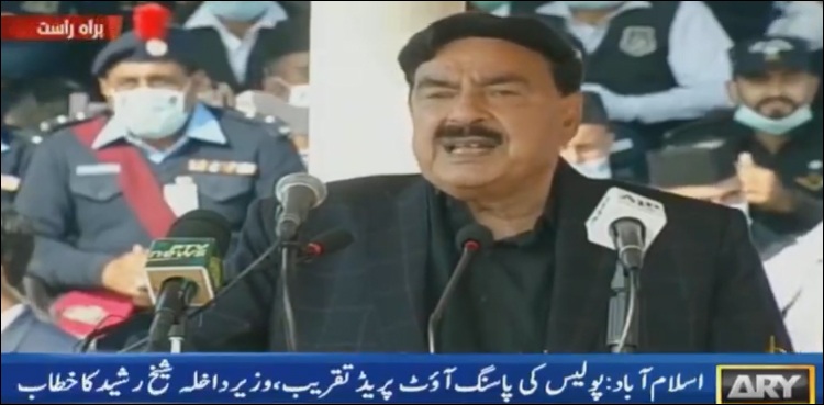 آج پاکستان میں پولیس کا ہر سپاہی سراٹھا کر چل رہا ہے. شیخ‌ رشید