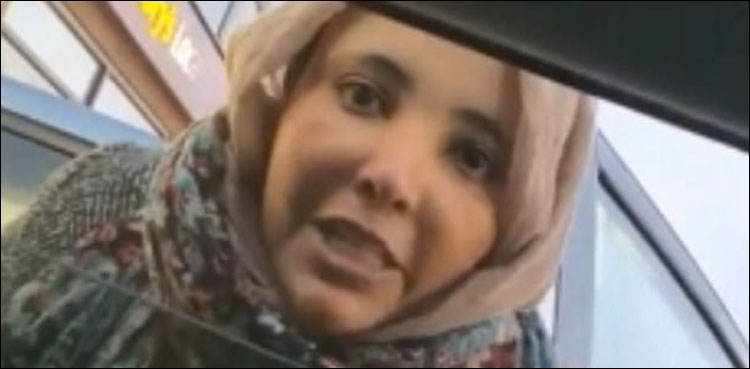 پارکنگ سے روکے جانے پر خاتون کی عجیب حرکت کیمرے میں ریکارڈ
