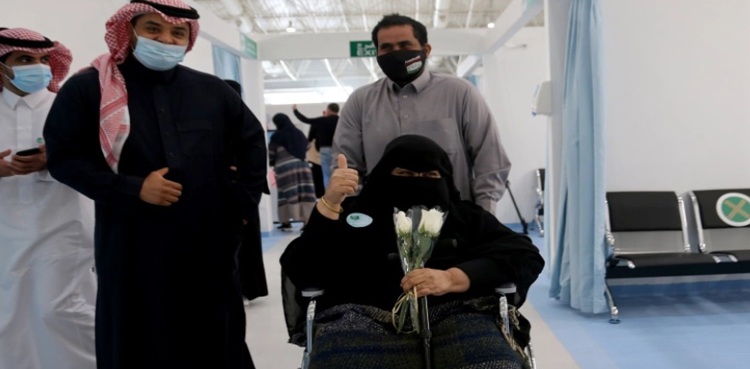 سعودی عرب : ویکسی نیشن کرانے والی پہلی خاتون نے کیا کہا ؟ ویڈیو دیکھیں