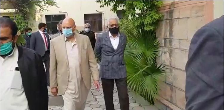 بڑی خبر، گورنر پنجاب اور ان کی اہلیہ کو کرونا ویکسین لگا دی گئی