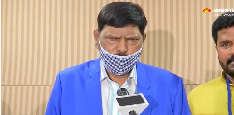 گو کورونا کا نعرہ لگانے والے بھارتی وزیر باز نہ آئے، نیا نعرہ بنالیا، ویڈیو وائرل