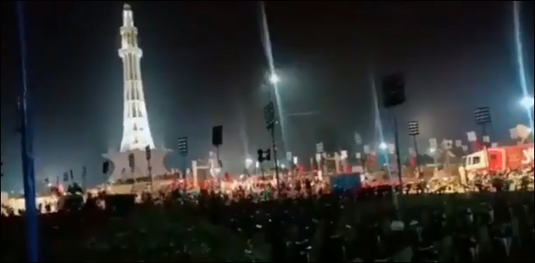 مینار پاکستان میں میدان سج گیا، کرسیاں لگ گئیں