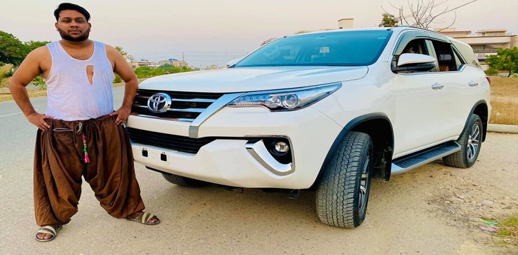 پھٹی بنیان سے کامیابی تک کا سفر کیسے طے کیا؟ کامیڈین نادرعلی کی تلخ کہانی