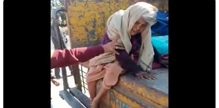 بھارت میں سفاکیت کی انتہا ہوگئی، بزرگوں کو کچرا گاڑی میں بھر دیا گیا، دردناک ویڈیو