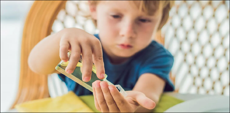 سینی ٹائزر سے بچوں کو خطرہ، والدین ہوشیار