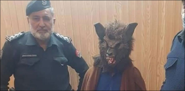 پشاور: نیو ایئر نائٹ پر خوفناک ماسک پہن کر شہریوں کو ڈرانے والا شخص گرفتار