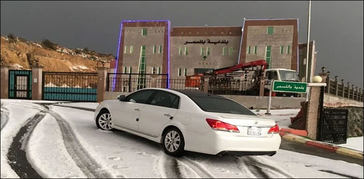 سعودی عرب: 25 سال بعد برفباری نے شہریوں کو حیران کردیا