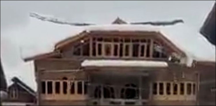 برف کی وزنی تہہ سے مکان کی چھت گر گئی
